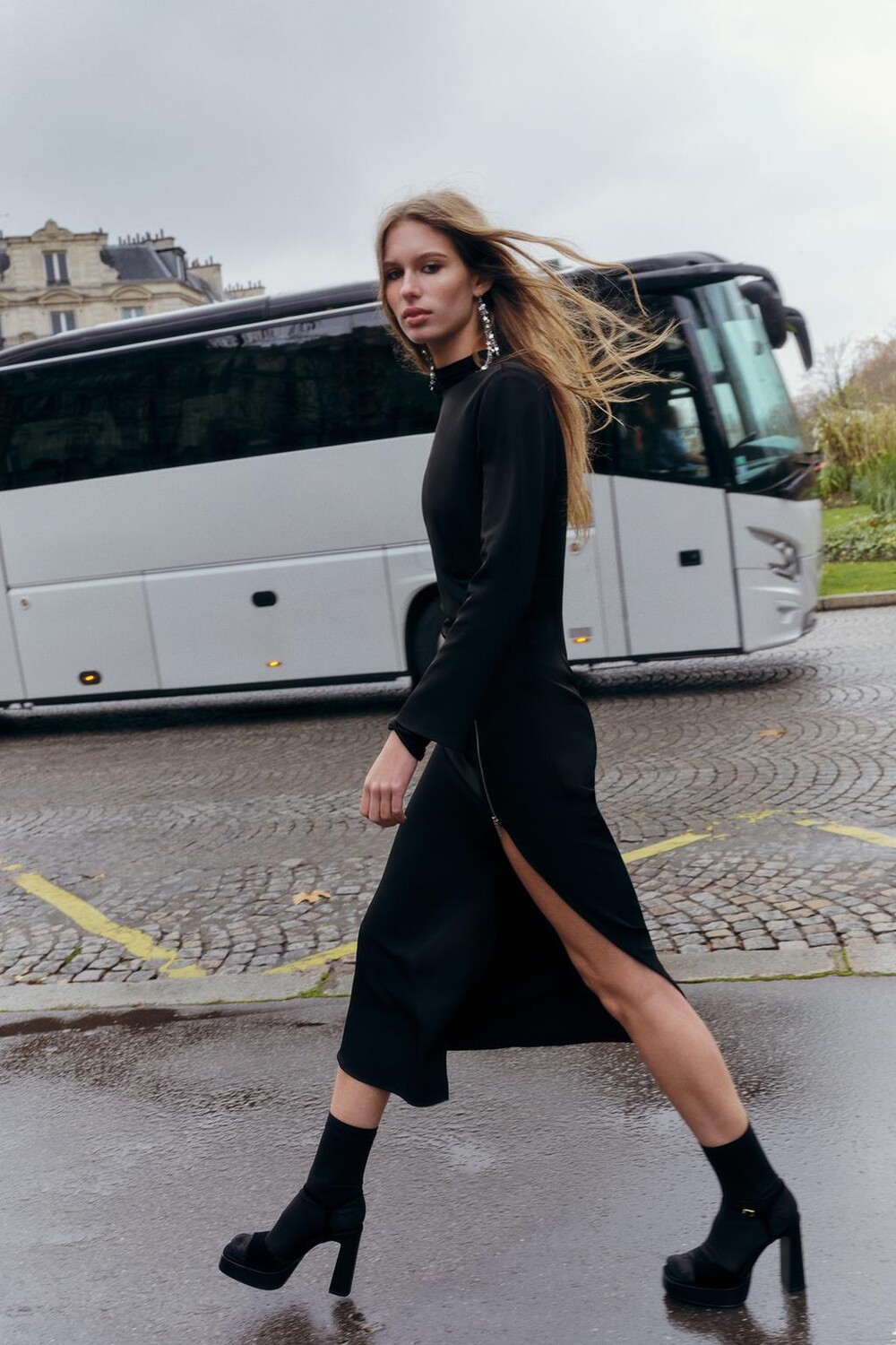 

Платье миди с драпированной молнией ZARA, черный