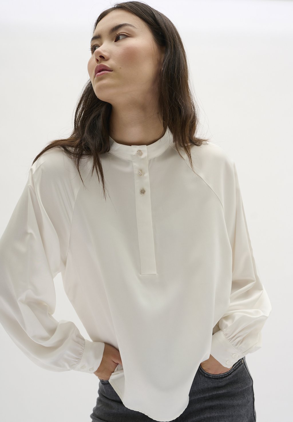 Блузка ESTELLEMW My Essential Wardrobe, цвет snow white цена и фото