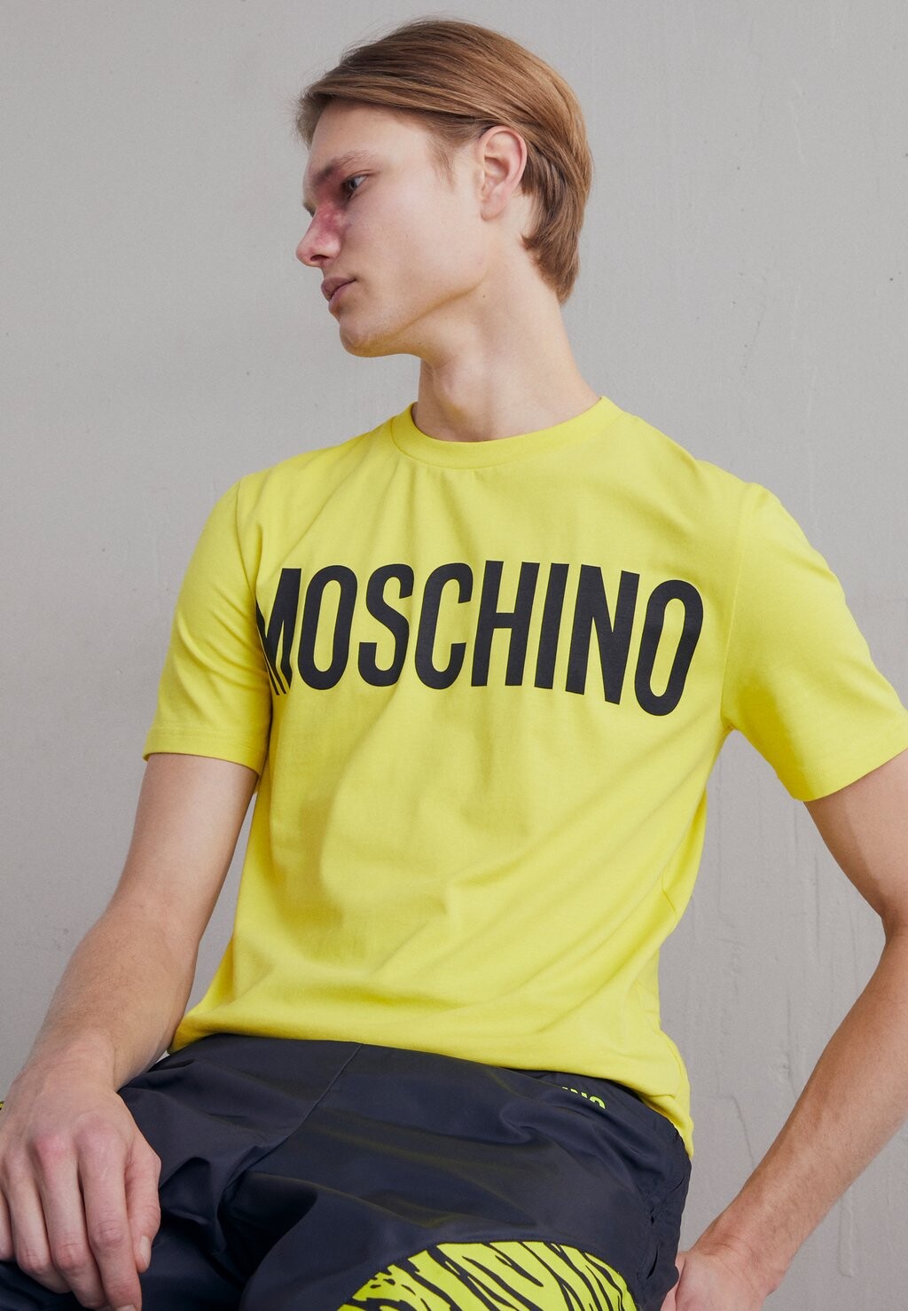 

Футболка с принтом MOSCHINO, желтая