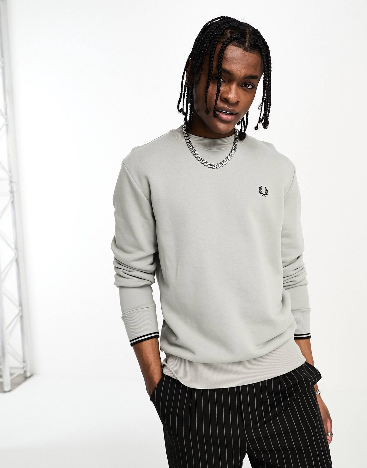 

Серая толстовка с круглым вырезом Fred Perry