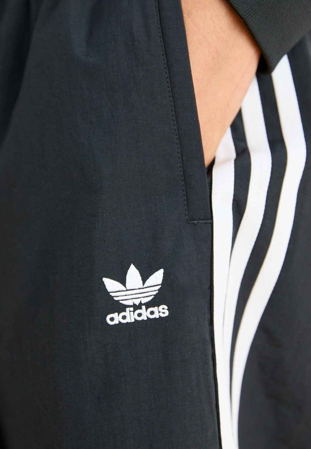 

Шорты CAPRI adidas Originals, черный