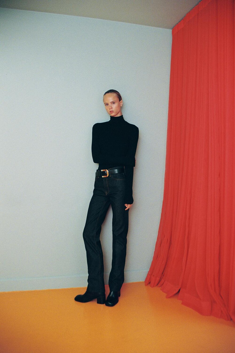 

Футболка с воротником ZARA, черный