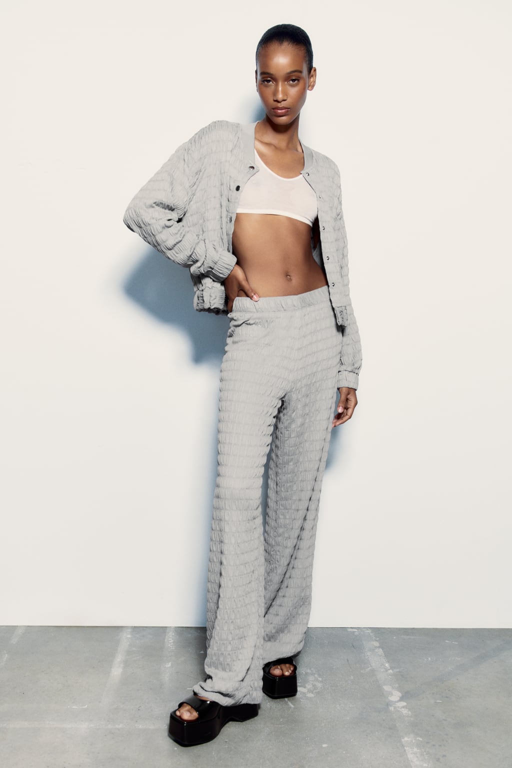 

Текстурированные брюки ZARA, серый