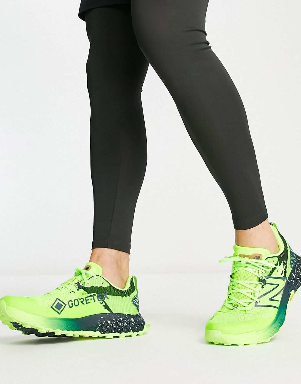 

Желтые кроссовки New Balance Running Hierro Goretex