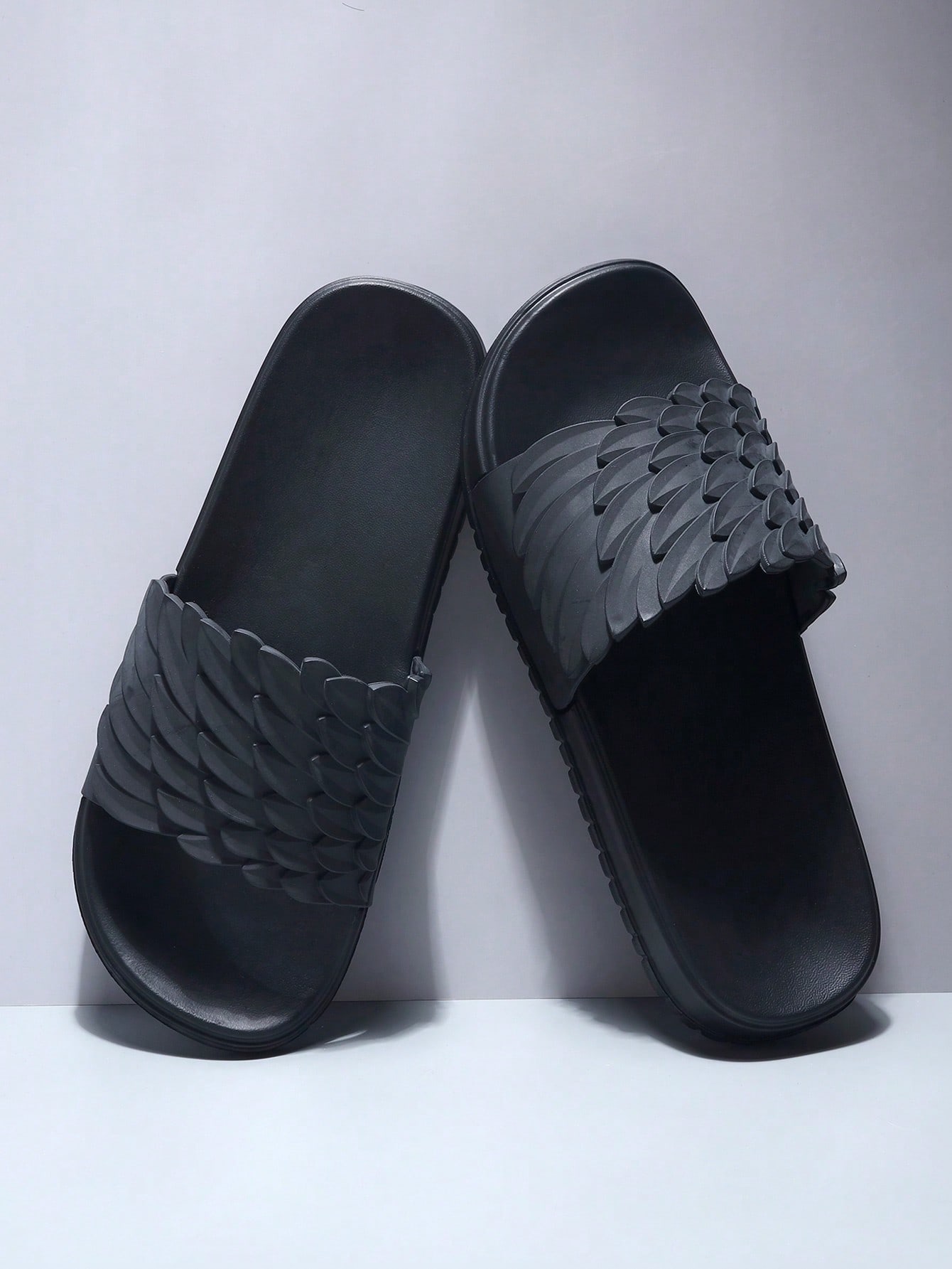 Мужские минималистичные и стильные тапочки в форме крыльев в черно-белой цветовой гамме с удобной подошвой, черный цена и фото