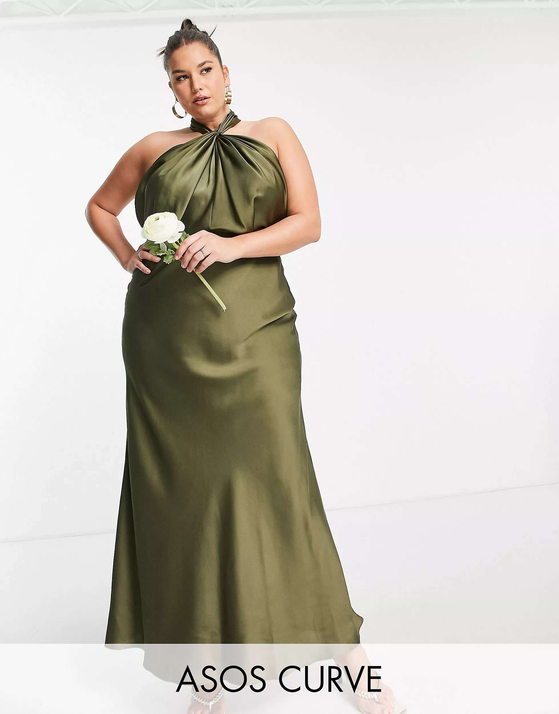 Оливково-зеленое атласное платье макси с воротником-бретелькой ASOS DESIGN Bridesmaid Curve лимонное атласное платье макси со сборками и воротником бретелькой asos design bridesmaid curve