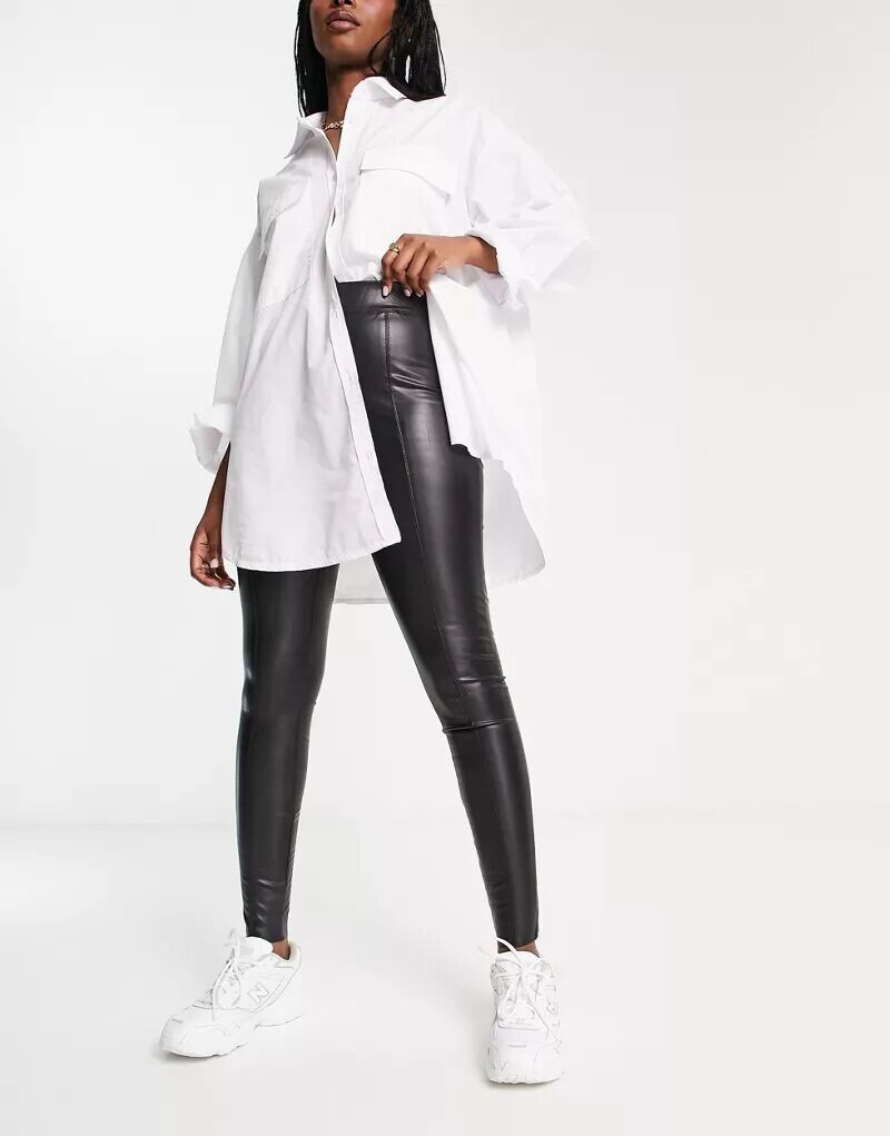 

Черные брюки с молнией из искусственной кожи River Island