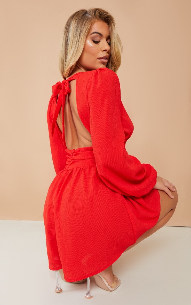 

PrettyLittleThing Красный текстурированный комбинезон с длинными рукавами и завязкой на спине