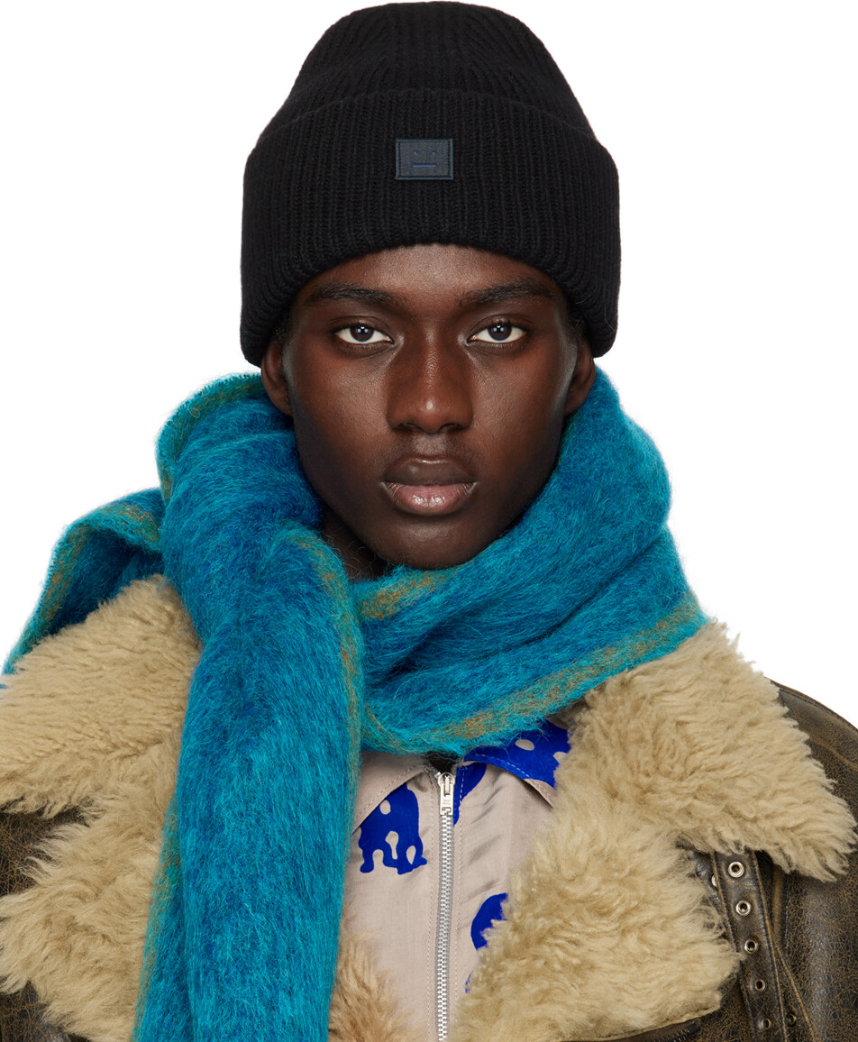 

Черная шапка с маленьким логотипом Acne Studios
