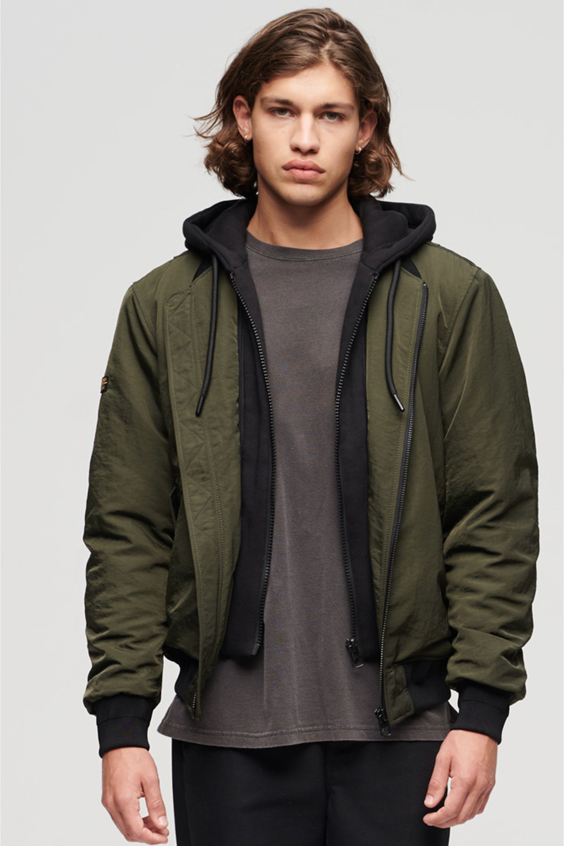 цена Куртка-бомбер в стиле милитари MA1 с капюшоном Superdry, зеленый