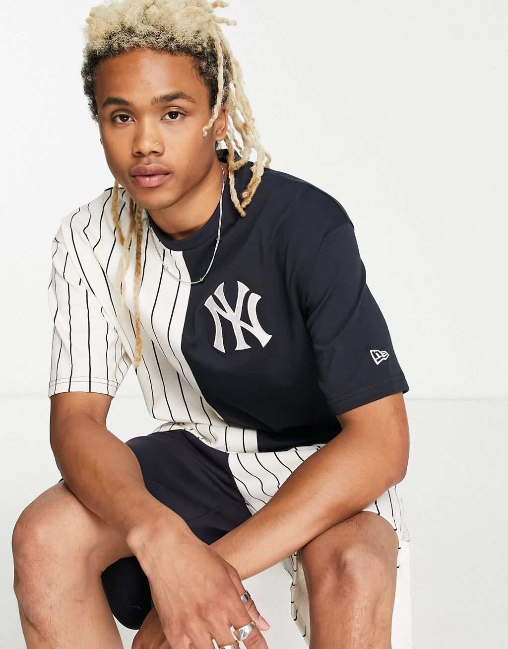 

Темно-синяя футболка в тонкую полоску New Era New York Yankees эксклюзивно для ASOS