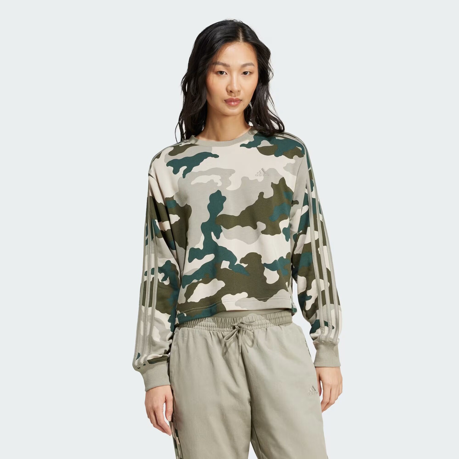 

Укороченный свитшот с 3 полосками Essentials и камуфляжным принтом Adidas, цвет Silver Pebble
