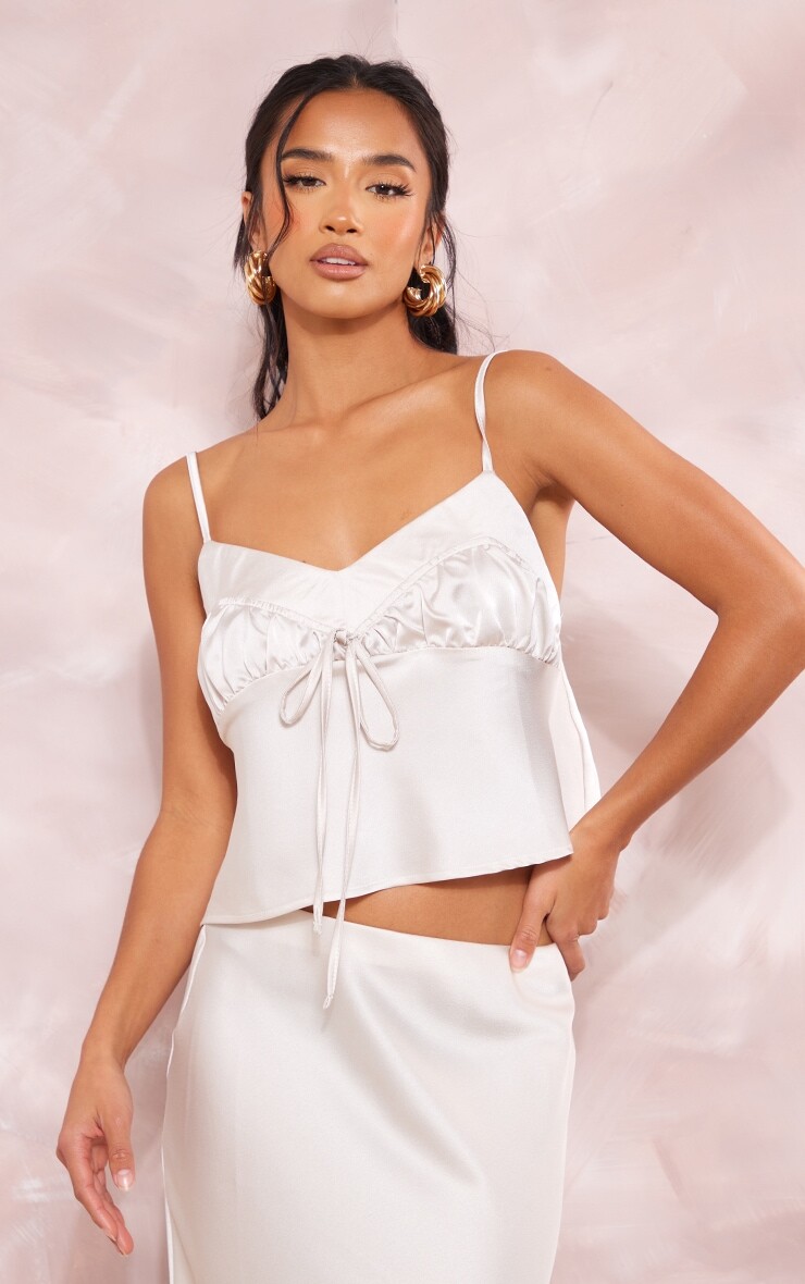 

PrettyLittleThing Атласная майка цвета шампанского Petite с завязкой спереди