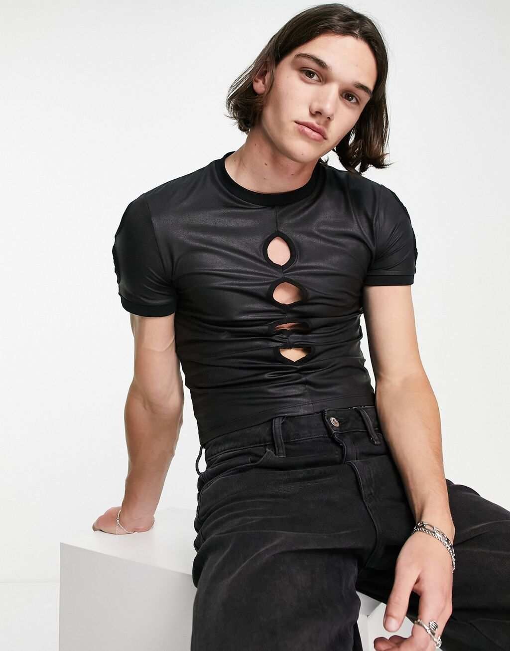 

Футболка ASOS DESIGN из черной ткани с покрытием и вырезами