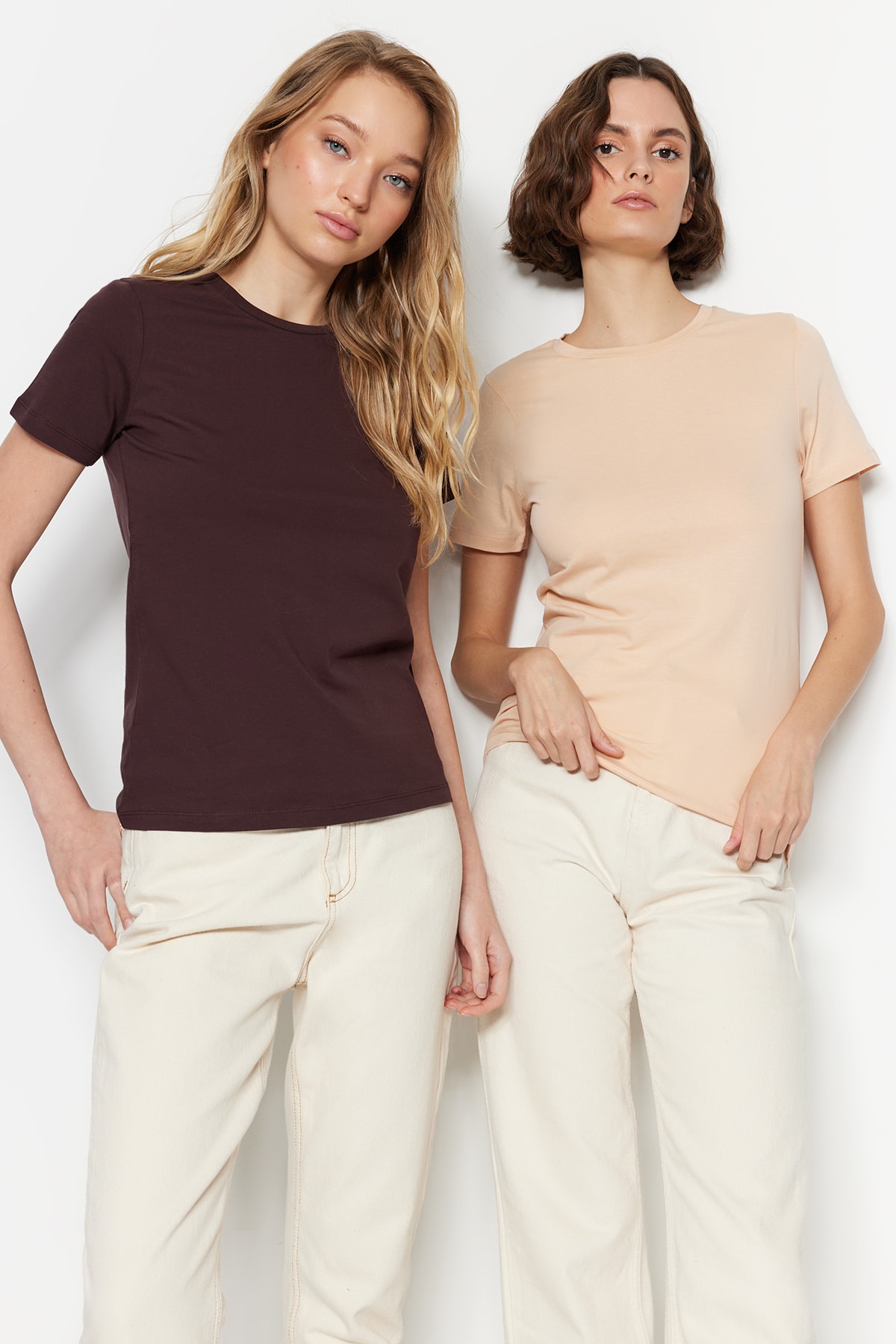Комплект из двух трикотажных футболок Trendyol с круглым вырезом, коричневый / бежевый комплект из двух футболок с тунисским вырезом 3 года 94 см бежевый