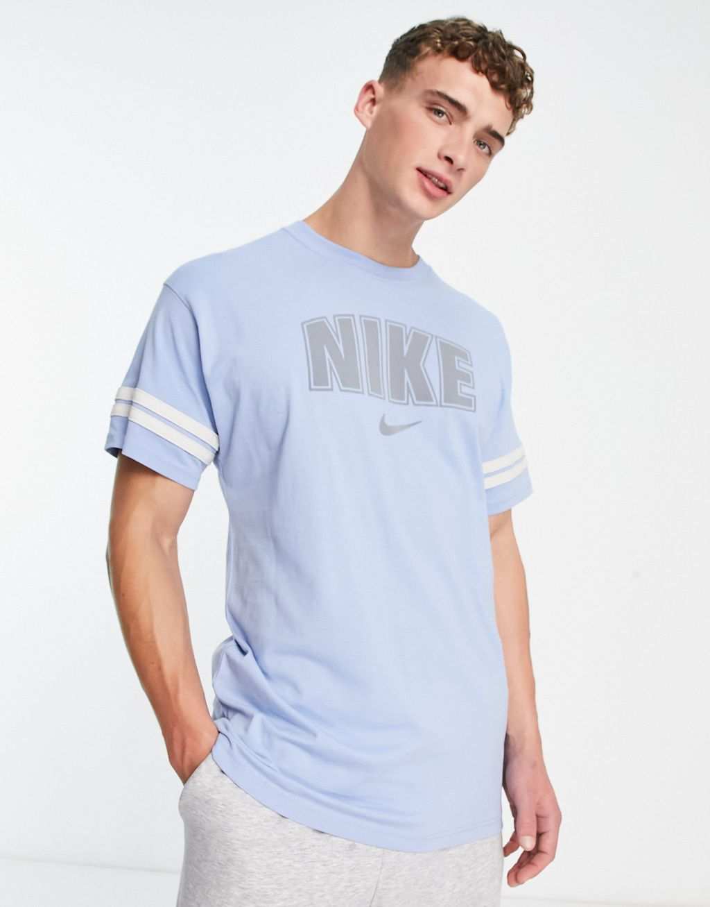 Синяя футболка с ретро-принтом на груди Nike футболка nike темно дымчатого цвета с принтом на груди в стиле ретро