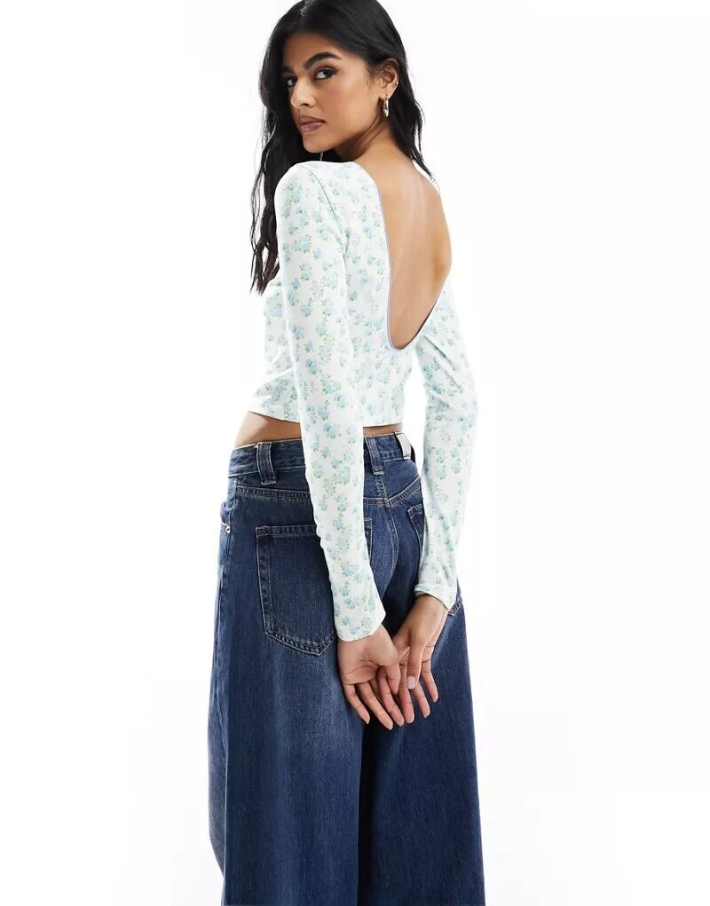 

Синий топ с низкой спинкой и цветочным принтом ASOS