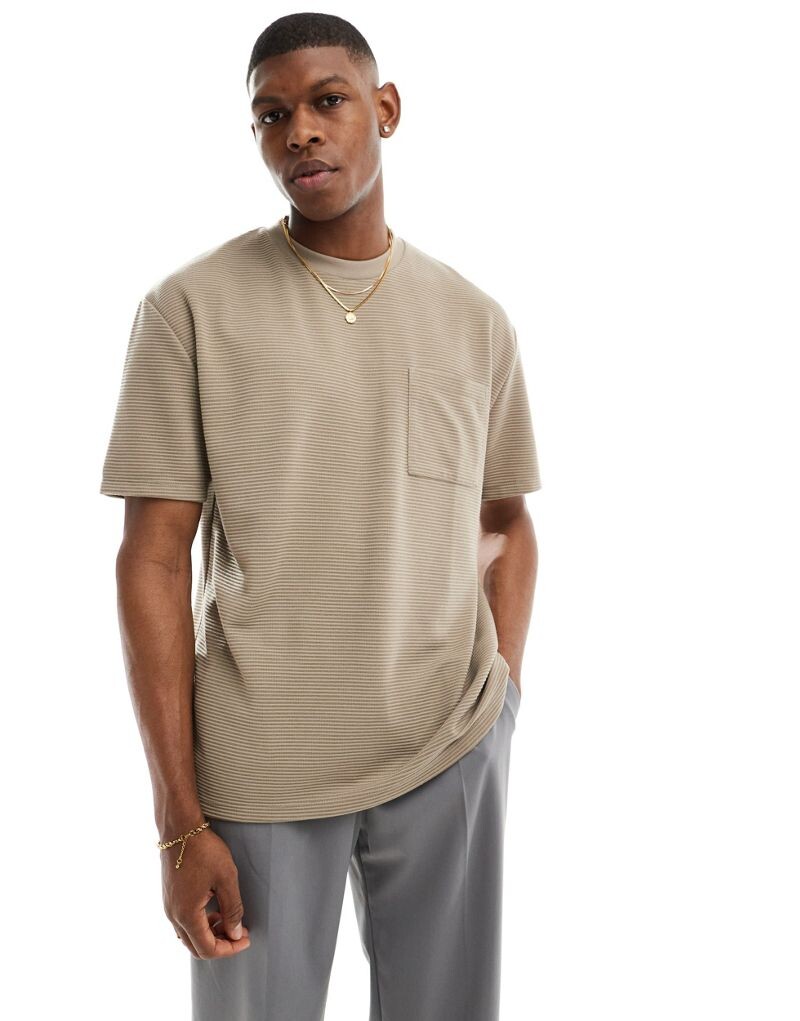 

Коричневая свободная футболка с карманом ASOS DESIGN