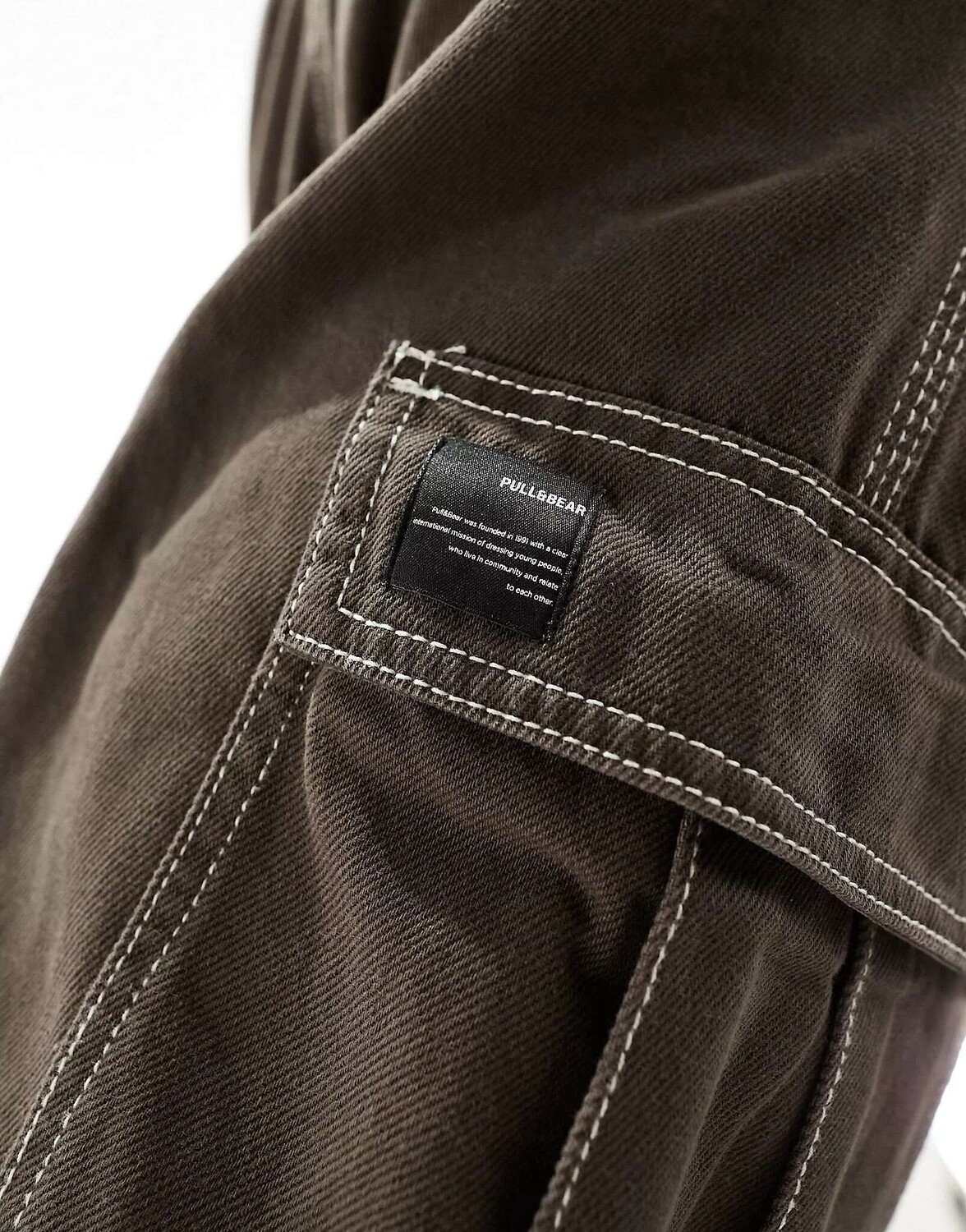 

Коричневые брюки карго с контрастной строчкой Pull&Bear