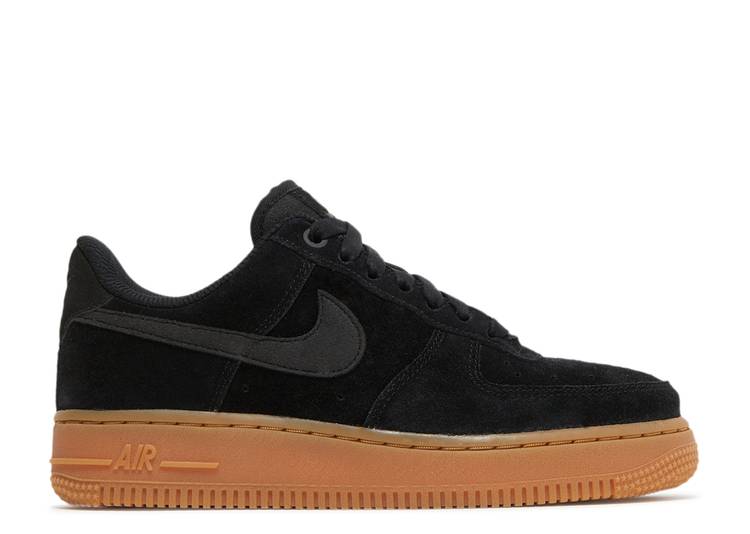 Nike air force 2025 black with gum sole