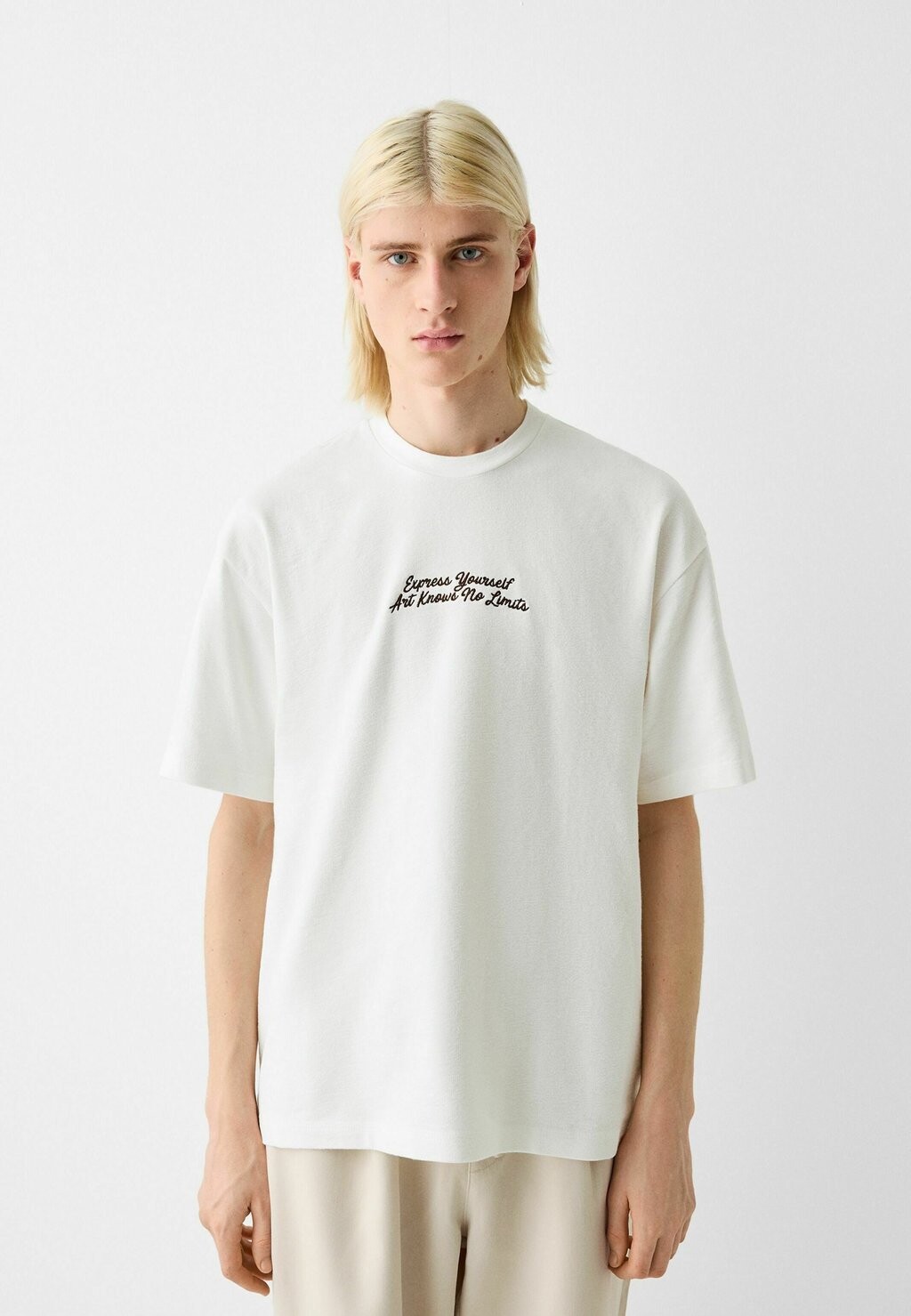 

Футболка с принтом Textured Short Sleeve Embroidered Bershka, белый