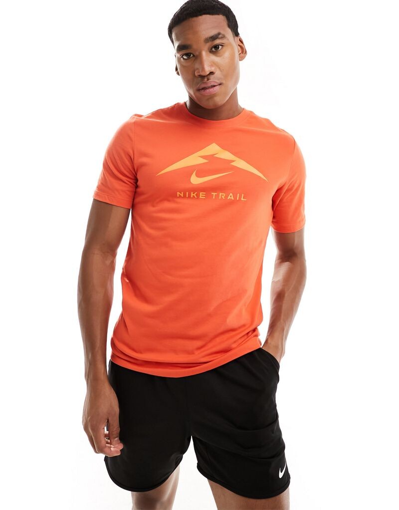 

Nike — Trail Dri-FIT — темно-оранжевая футболка с рисунком