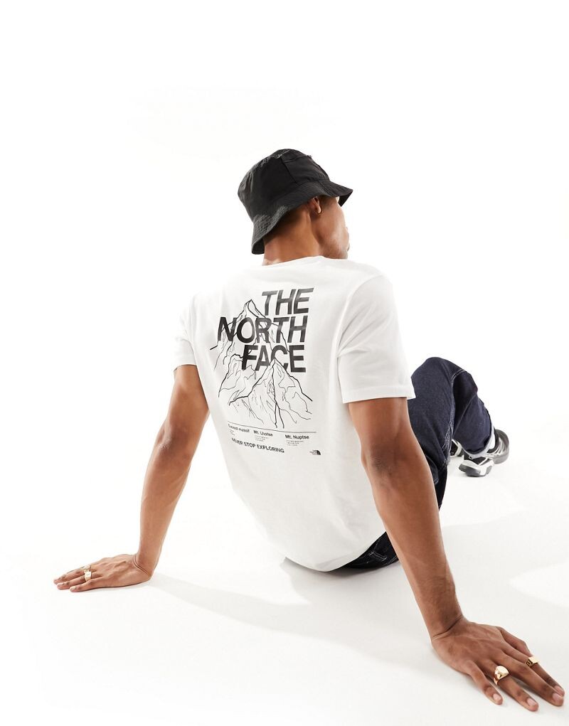 

Белая футболка с принтом на спине The North Face Mountain Outline