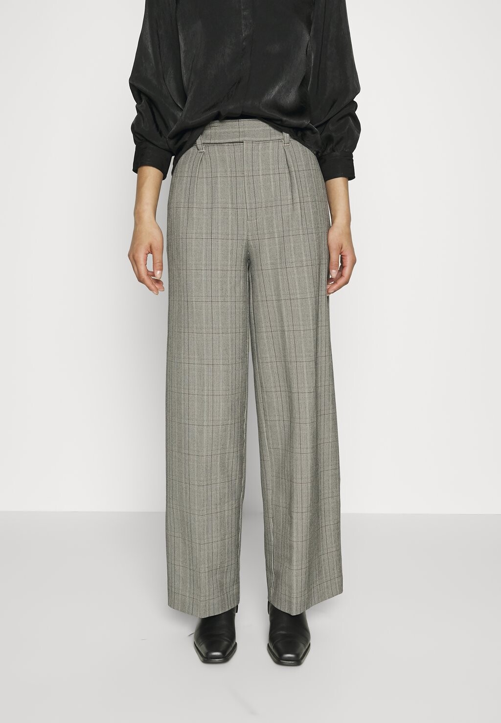 цена Брюки WIDE LEG PLAID PLEAT DKNY, серый