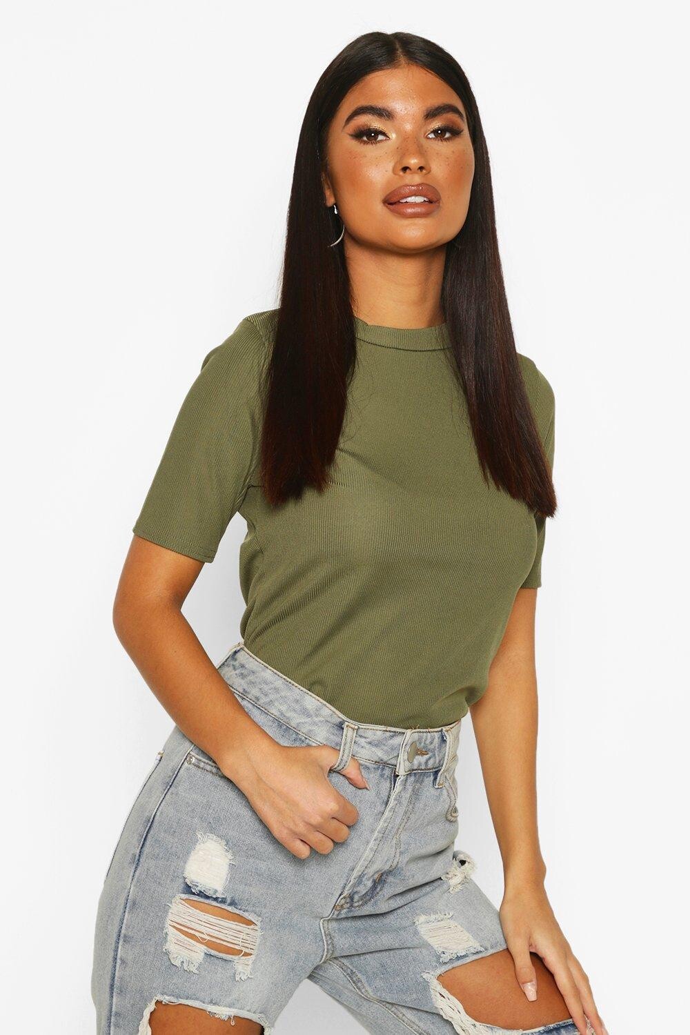 

Базовая футболка petite в ребруску Boohoo, хаки