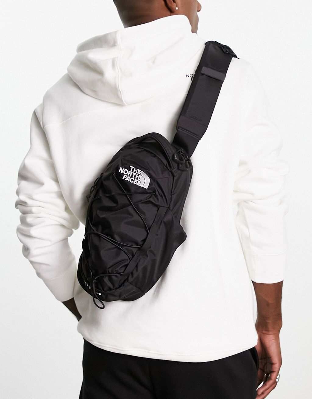 

Черная сумка-слинг The North Face Borealis