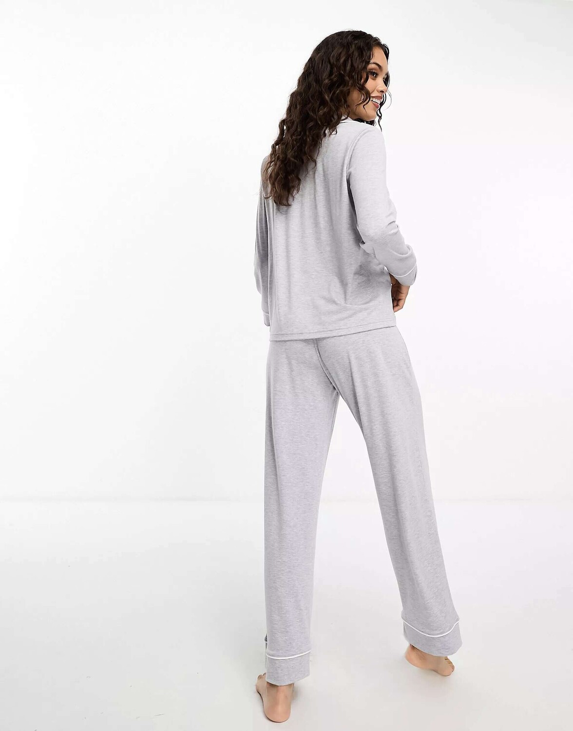 

ASOS DESIGN Petite Пижамный комплект из мягкого трикотажа с длинными рукавами и брюками с контрастной окантовкой серого меланжа