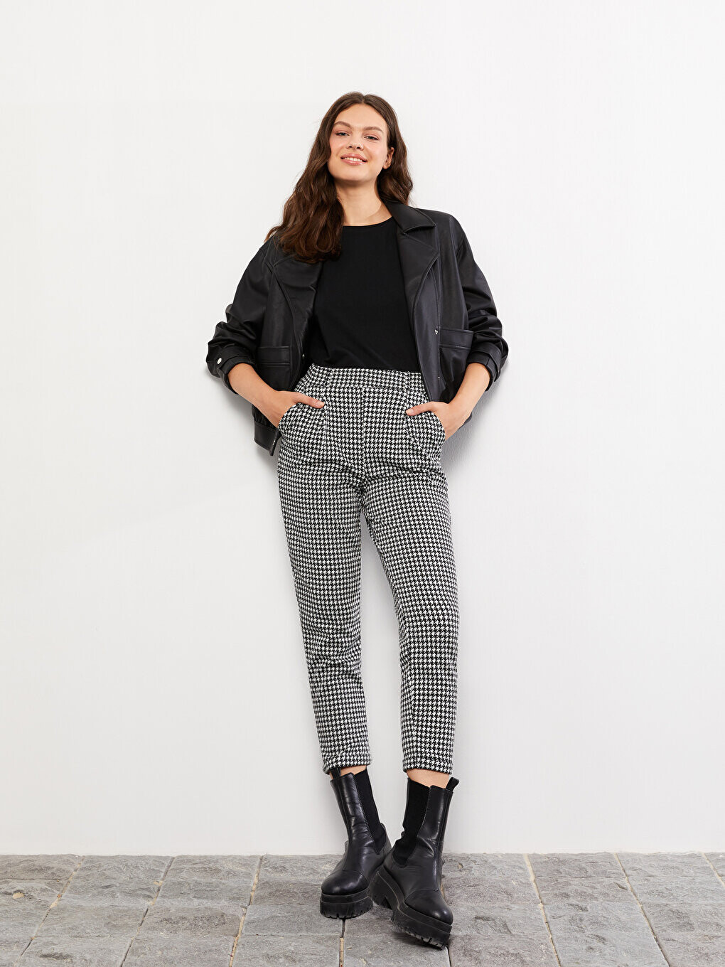 

Женские брюки стандартного кроя с рисунком LCW Casual, черный плед