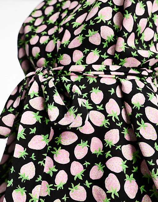 цена Платье-рубашка миди Monki с завязкой на талии и клубничным принтом