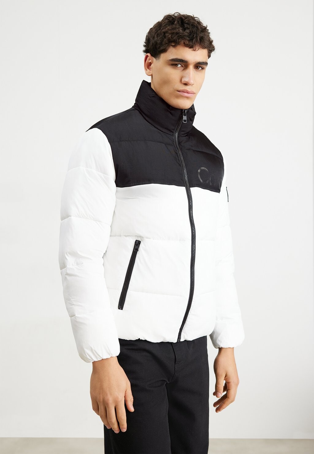 

Куртка Calvin Klein Jeans БЛОКИРОВОЧНЫЙ ПУФФЕР, цвет bright white