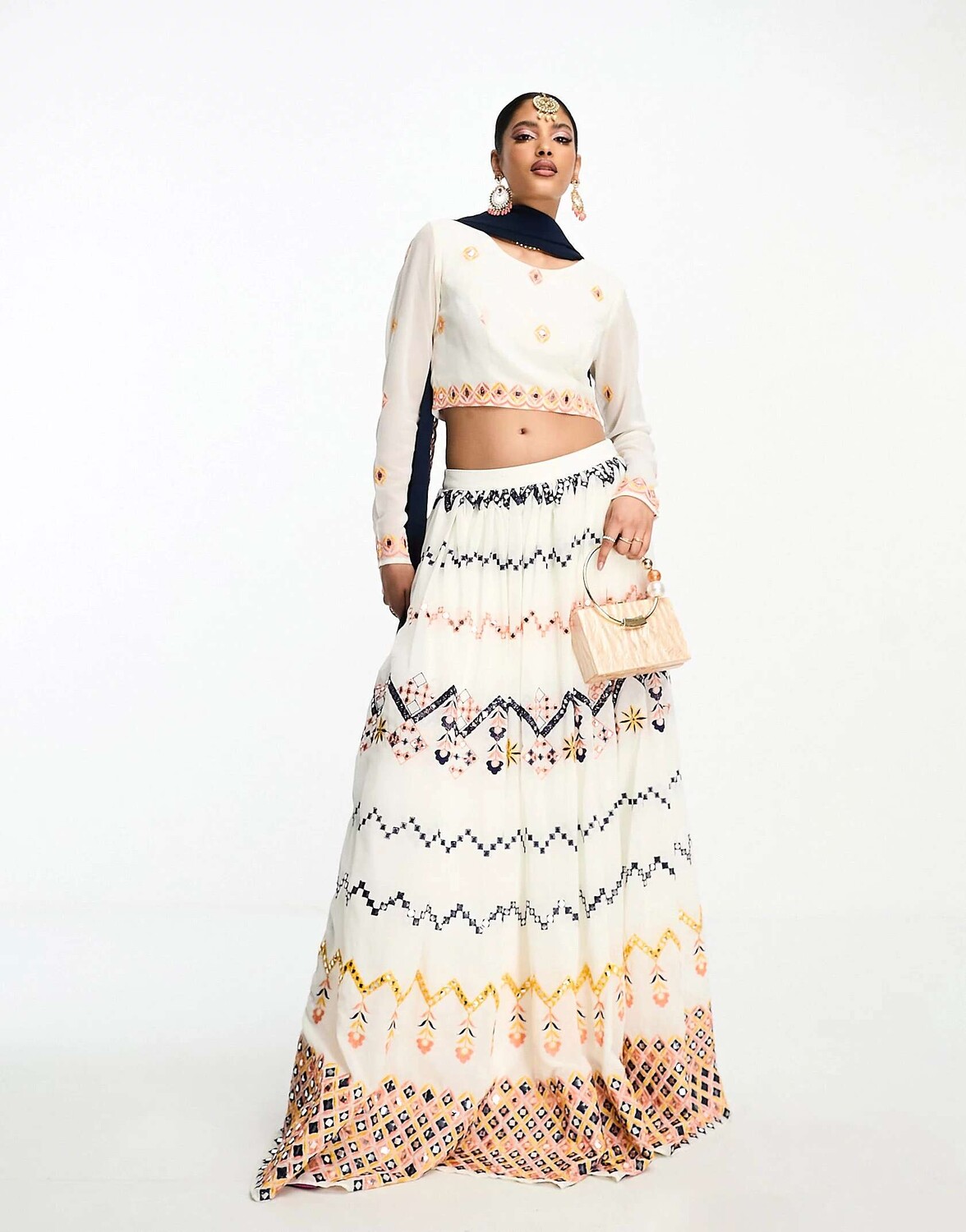 

Пышная юбка макси кремового и золотого цвета с вышивкой Nesavaali lehenga