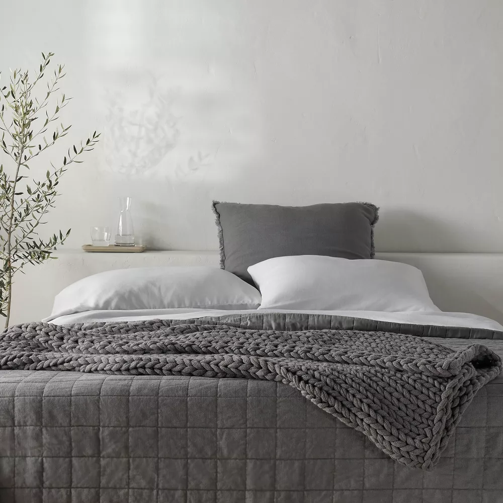 

50"x70" Большой сплошной плед для кровати Натуральный - Casaluna, цвет Dark Gray