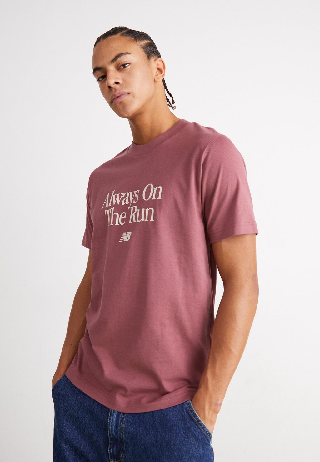 футболка с принтом Run Slogan Relaxed Tee New Balance, цвет washed burgundy шапка edwin new watch garment washed