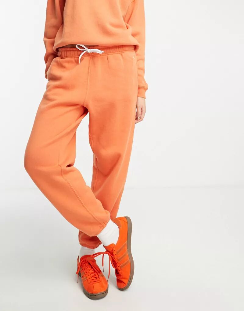 цена Оранжевые спортивные брюки с логотипом бренда и манжетами Polo Ralph Lauren, однородные