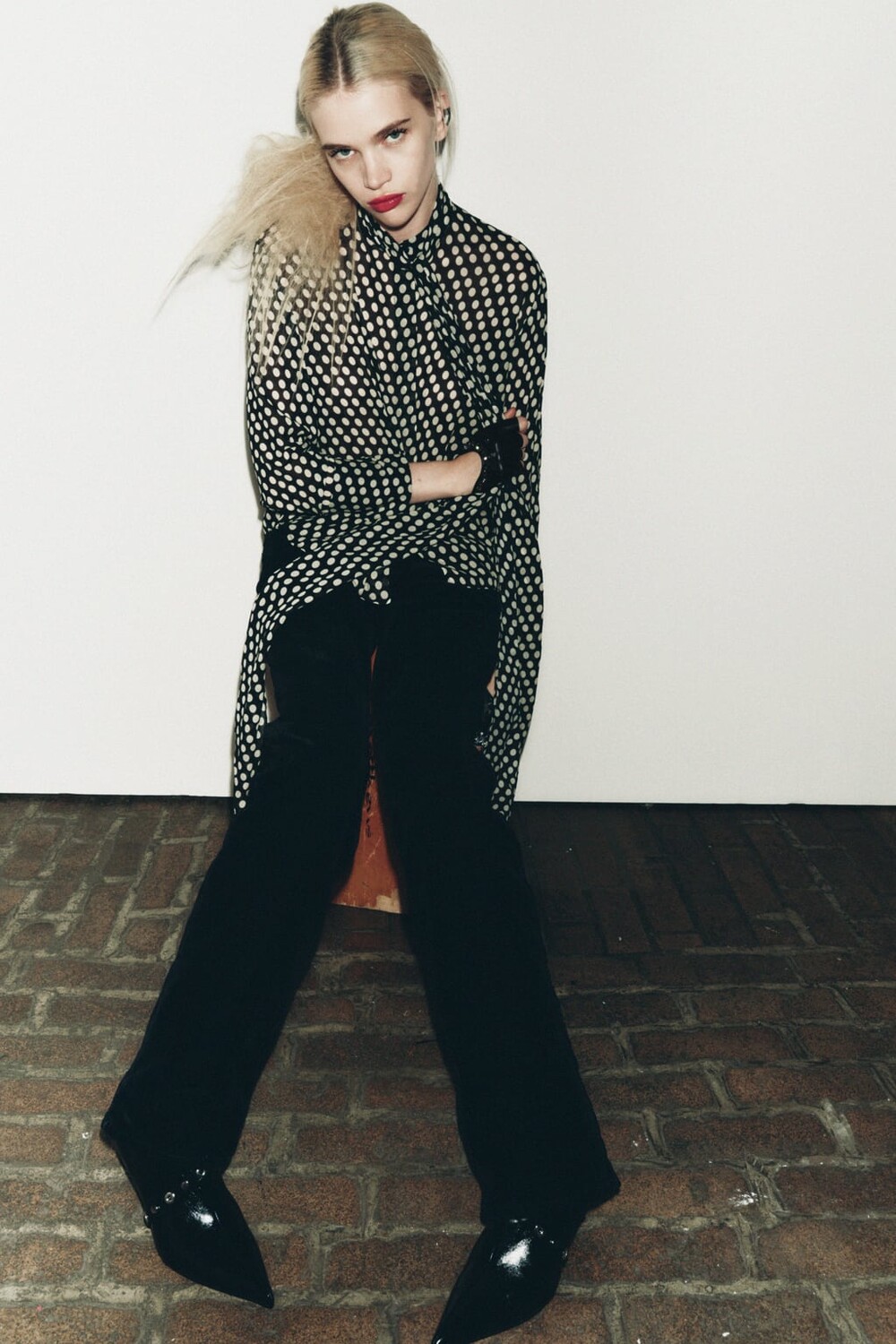 

Кожаные варежки со стразами ZARA, черный