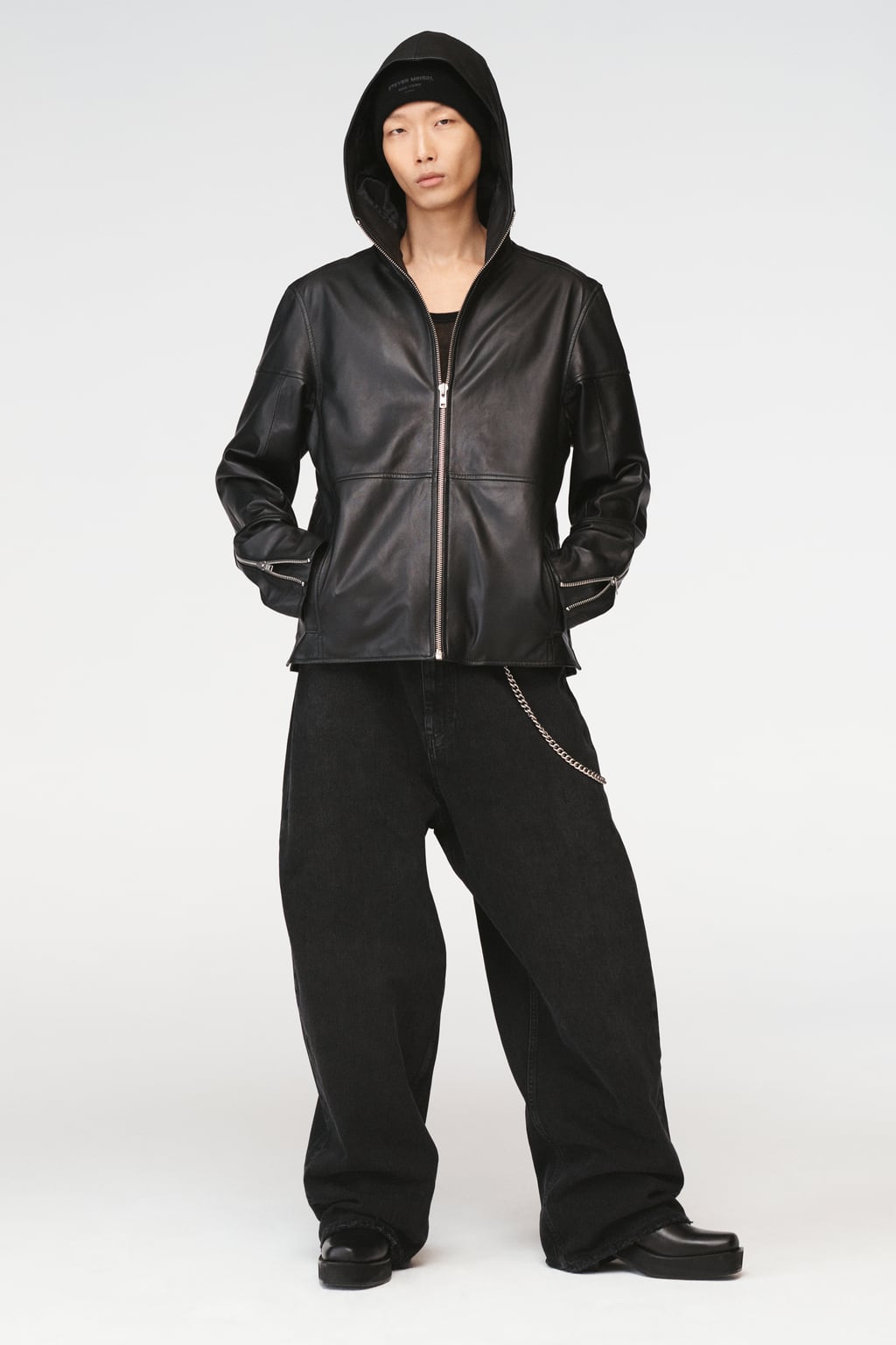 

Кожаная куртка Стивена Мейзела ZARA, черный