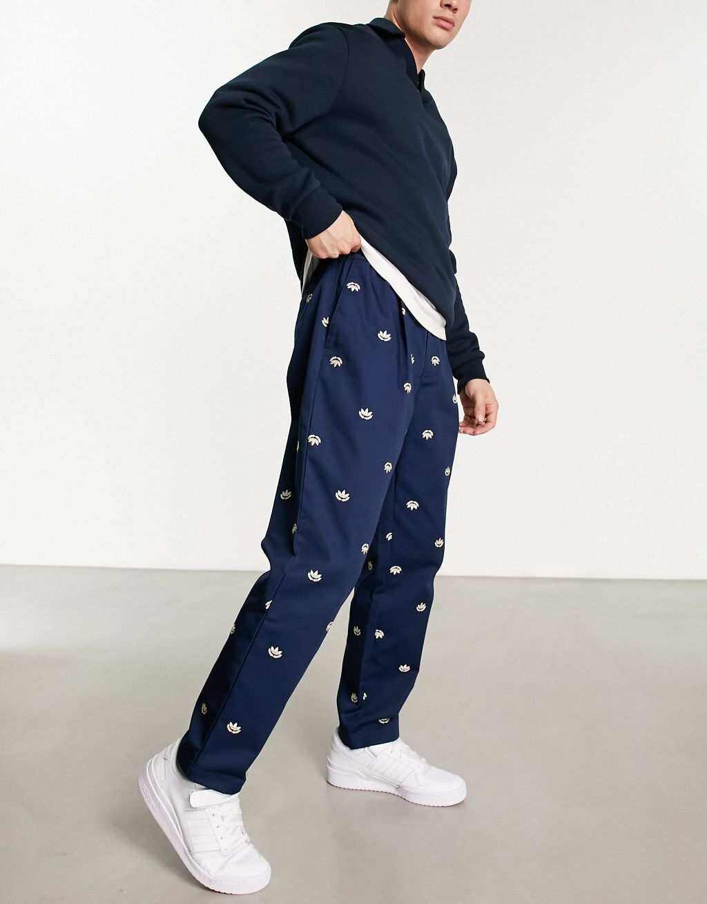 

Темно-синие брюки чинос с монограммой adidas Originals, Синий