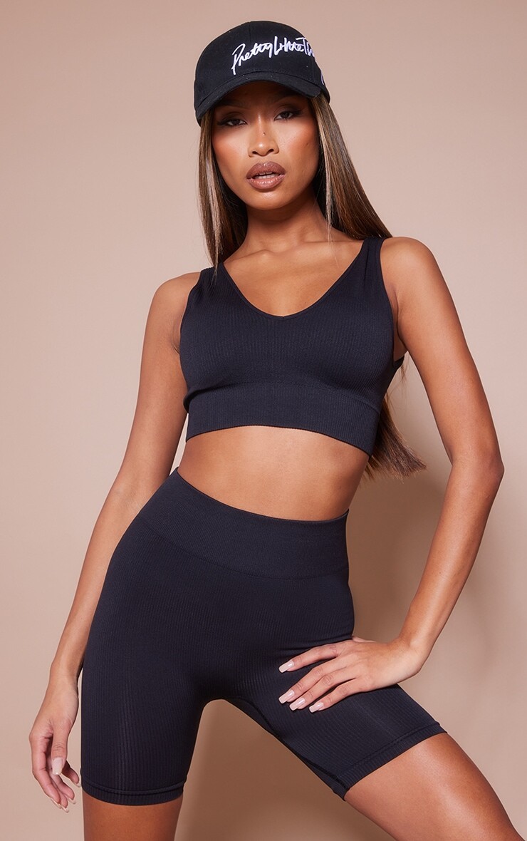 

PrettyLittleThing Черный спортивный бюстгальтер с базовым логотипом и V-образным вырезом в рубчик черного цвета