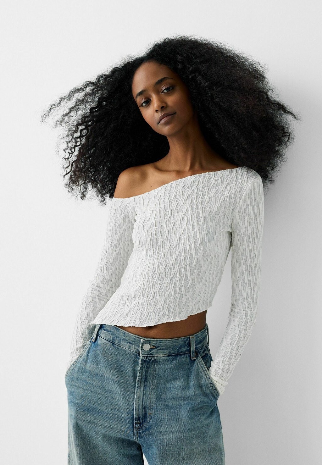 Блузка WITH ASYMMETRIC Bershka, цвет white блузка рубашка oversize bershka цвет white