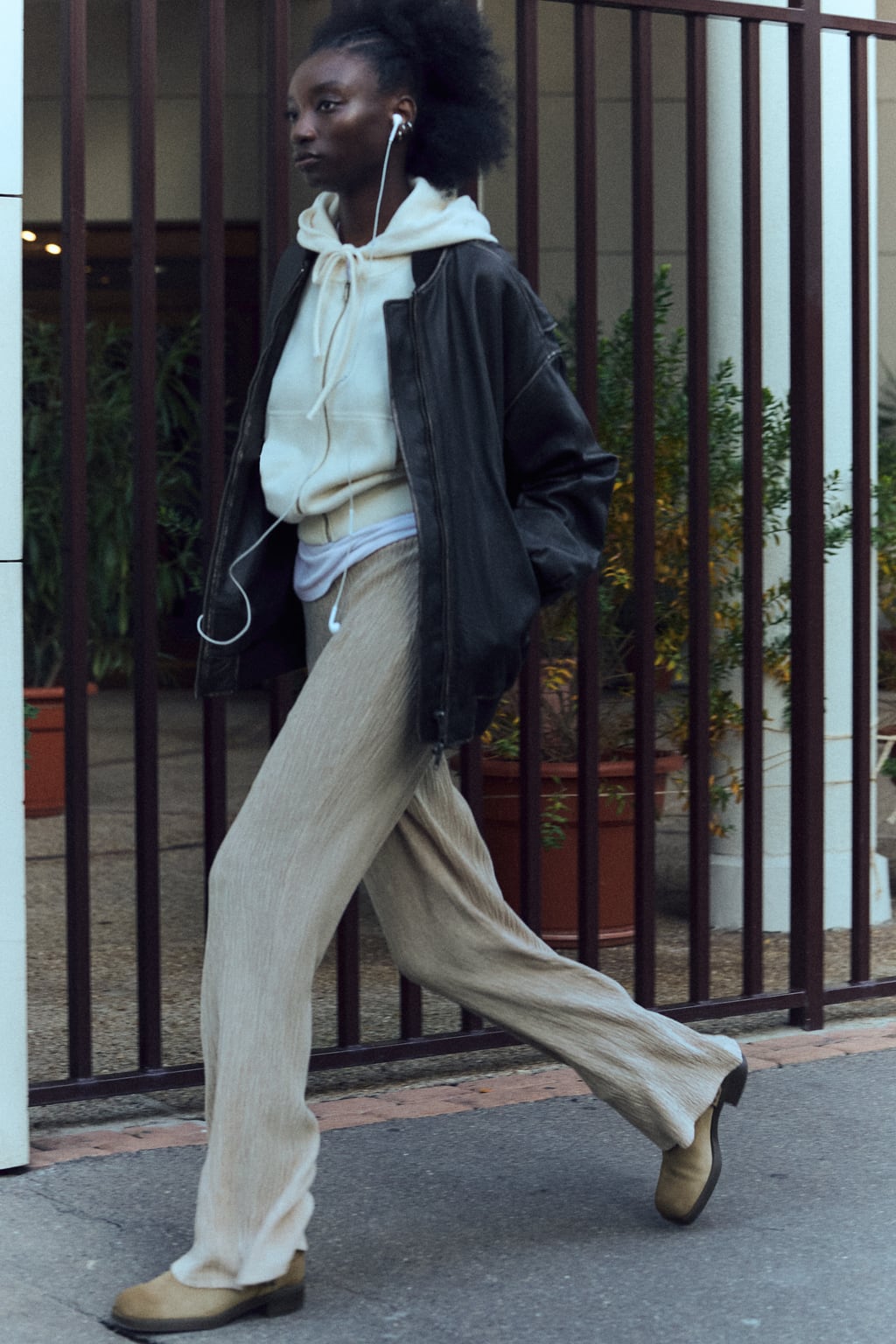 Фактурные брюки прямого кроя ZARA, бежевый новые женские брюки лидер продаж 2023 модные плиссированные металлические брюки с высокой талией и эластичным поясом