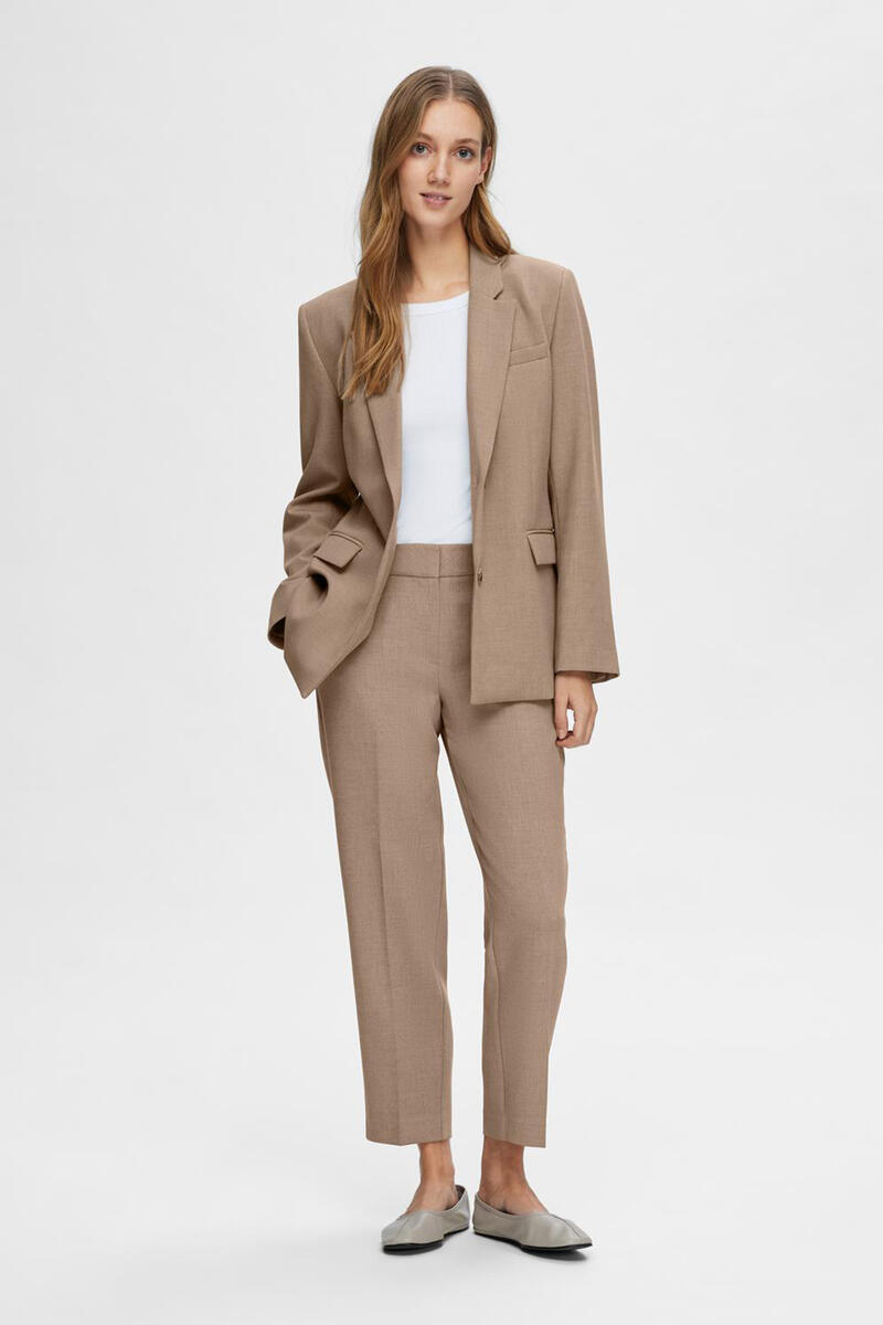 Костюмные брюки Regular Fit из переработанных материалов. Selected Femme, коричневый