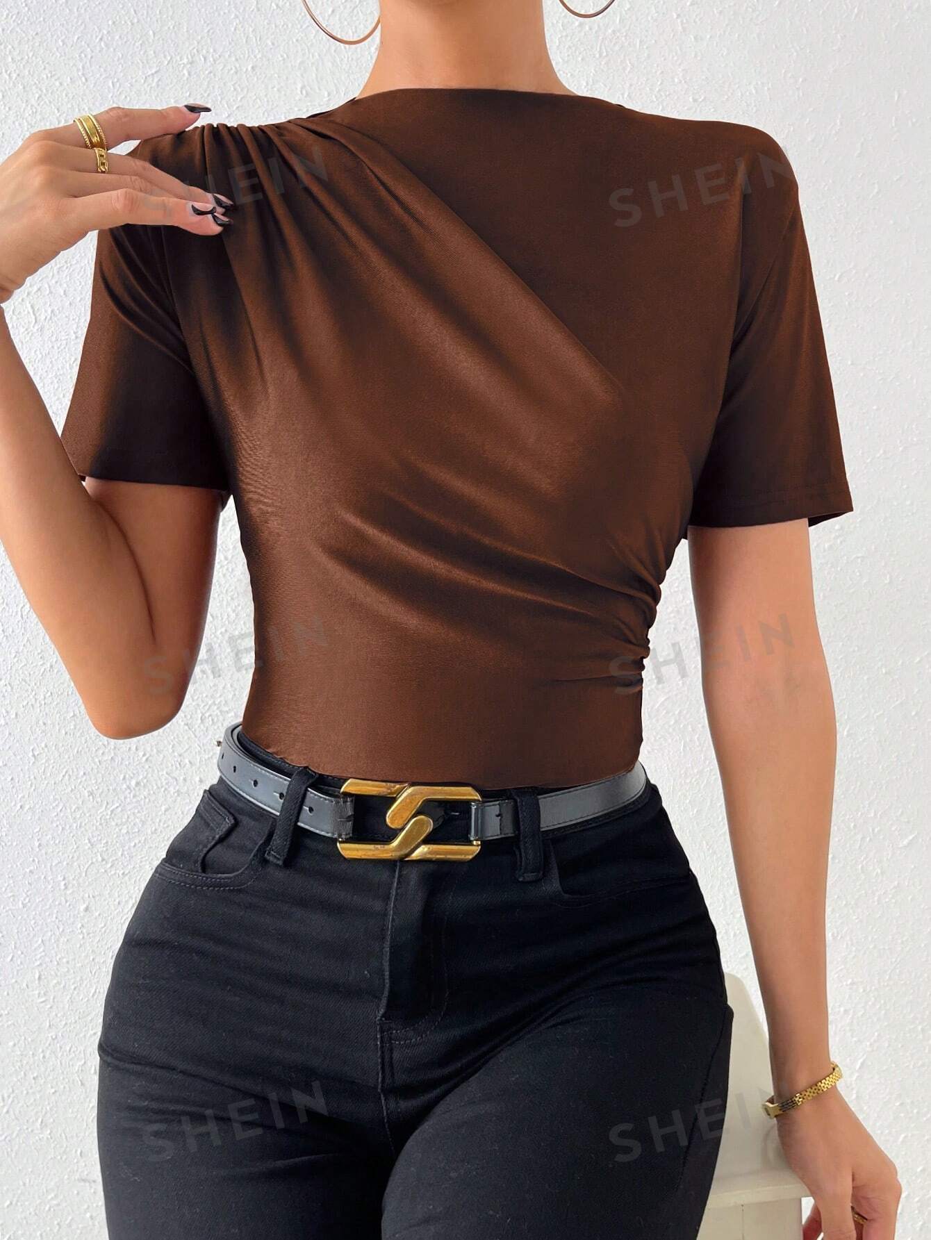 цена SHEIN Однотонная приталенная футболка Frenchy с воротником-стойкой и складками, коричневый