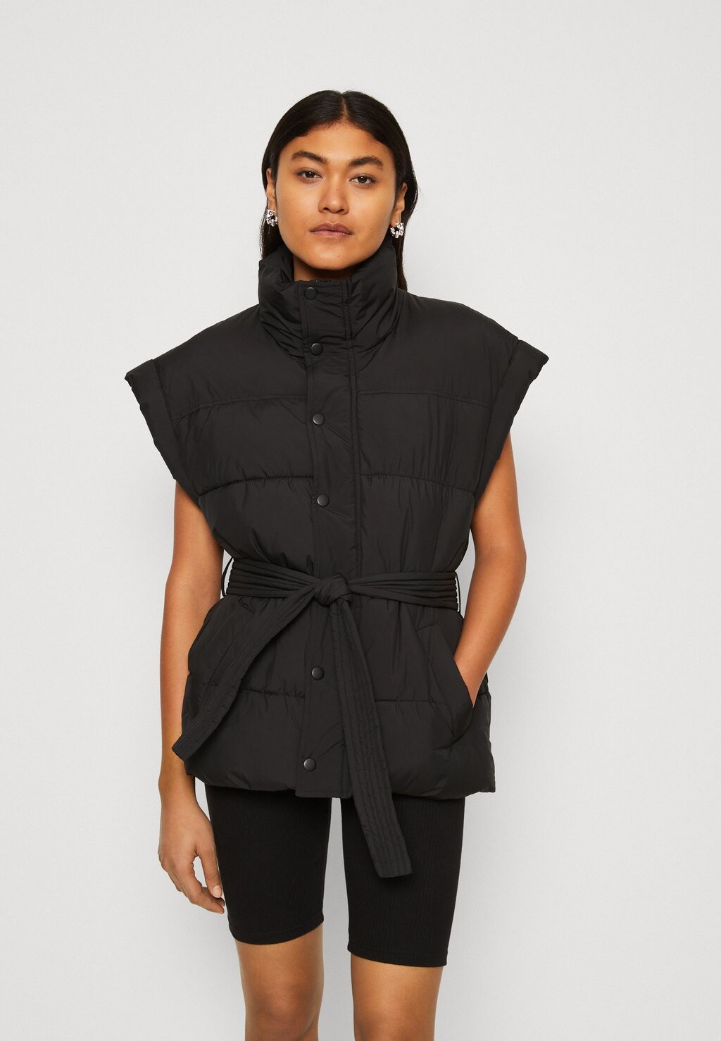 

Жилет Gina Tricot, черный