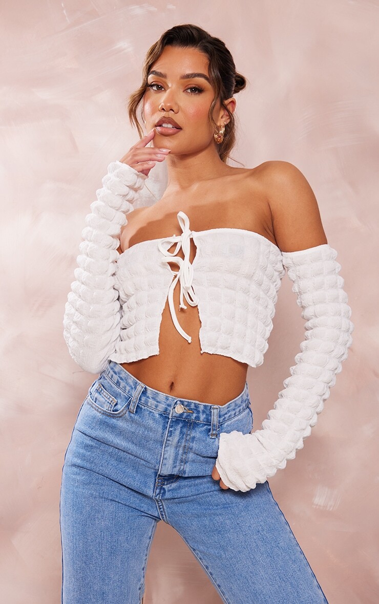 

PrettyLittleThing Белый укороченный топ с открытыми плечами и двойной завязкой спереди с текстурой попкорна