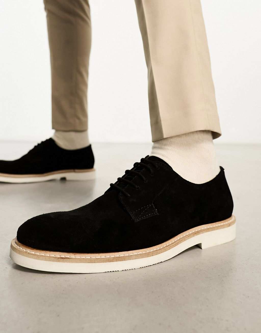 Черные замшевые туфли дерби на шнуровке ASOS DESIGN с белой контрастной подошвой черные кожаные туфли дерби на шнуровке asos design