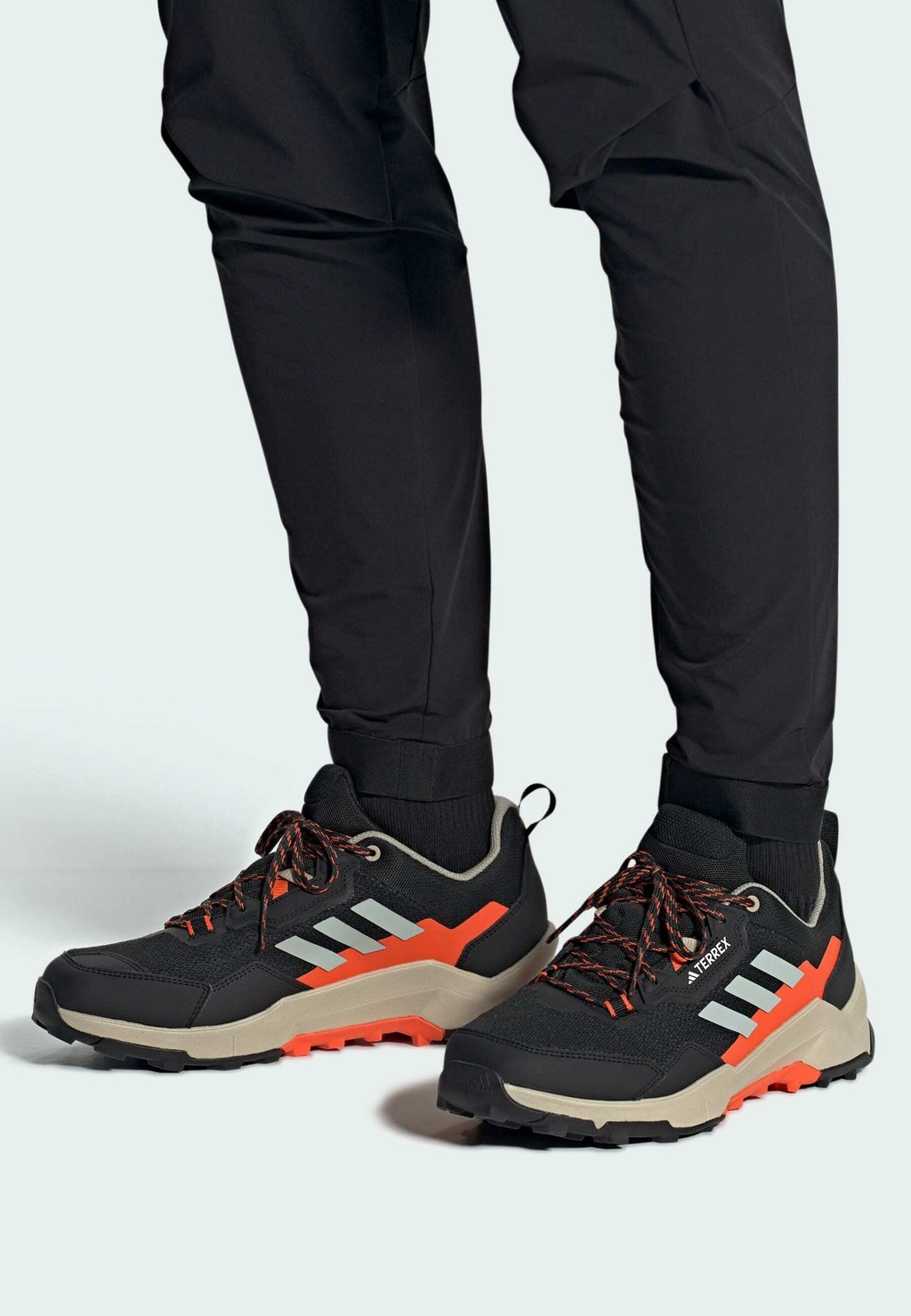 цена Кроссовки Adidas, основной черный серебристый оранжевый